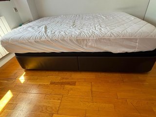 Cama con canapé de tela y madera