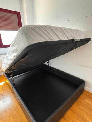 Cama con canapé de tela y madera