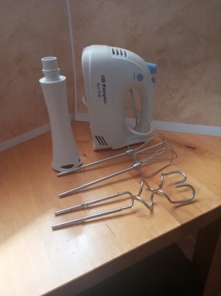 Batidora amasadora Orbegozo con accesorios