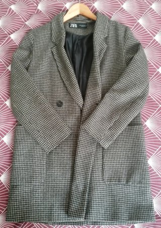 Abrigo de mujer Zara con cuadros o pata de gallo