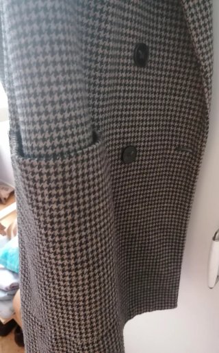 Abrigo de mujer Zara con cuadros o pata de gallo