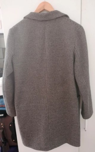 Abrigo de mujer Zara con cuadros o pata de gallo