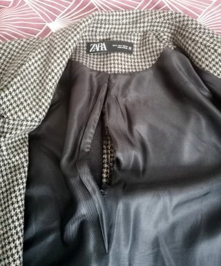 Abrigo de mujer Zara con cuadros o pata de gallo