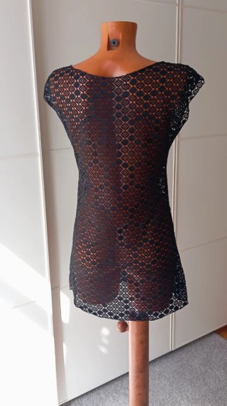 Vestido mini negro. Encaje. Transparente.