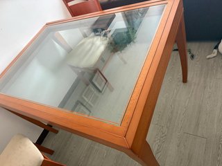 Mesa de comedor de madera y cristal