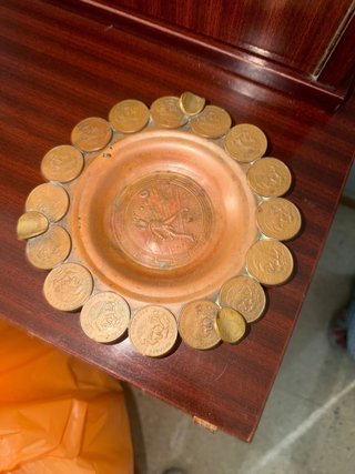Cenicero de bronce con monedas mexicanas