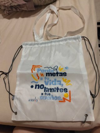 Mochila blanca con mensaje motivador