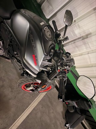 Moto Ducati Deportiva Negra/Roja
