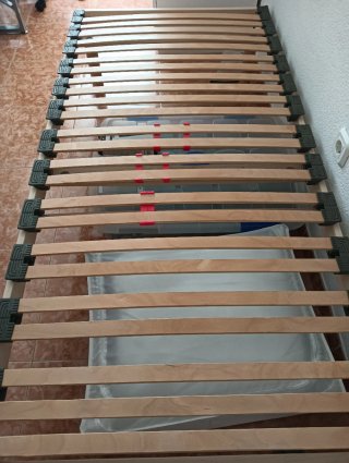 Base de láminas con patas de madera