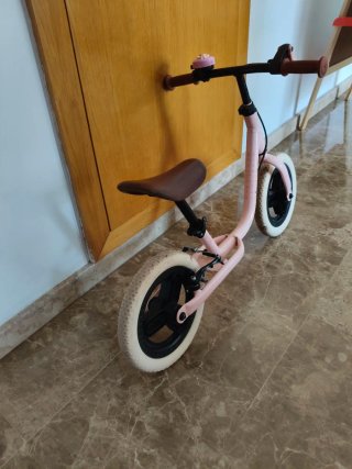 Bicicleta de equilibrio rosa