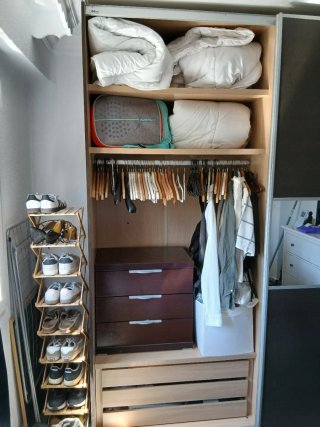 Guardaroba a porte scorrevoli in vetro e legno