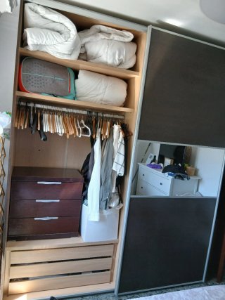 Guardaroba a porte scorrevoli in vetro e legno