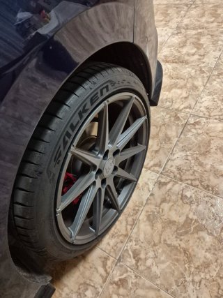 Llantas y Gomas Falken.