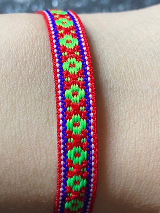 Pulsera tejida con diseño floral