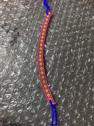 Pulsera tejida con diseño floral
