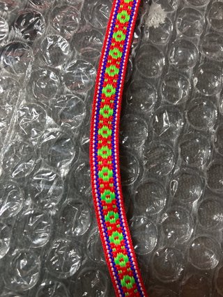 Pulsera tejida con diseño floral