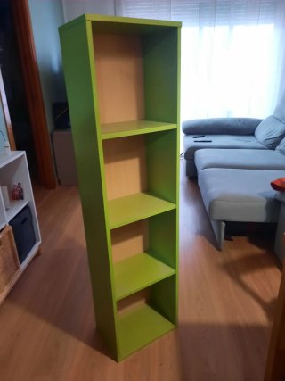 Estantería verde de madera