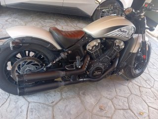 Indian Scout Bobber regalo asiento doble y escape.