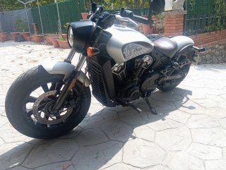 Indian Scout Bobber regalo asiento doble y escape.