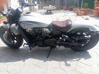 Indian Scout Bobber regalo asiento doble y escape.