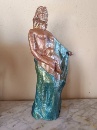 Figura Mujer con Niño Metalizada