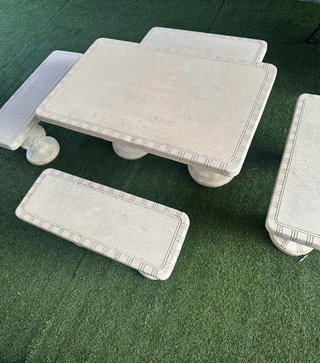Mesa y bancos de piedra decorados 8 personas min .