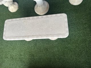 Mesa y bancos de piedra decorados 8 personas min .