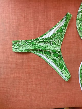 Bikini verde serpiente con pañuelo