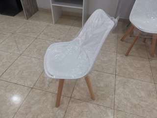 Silla blanca moderna