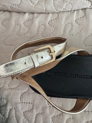 Sandalias doradas planas con tira
