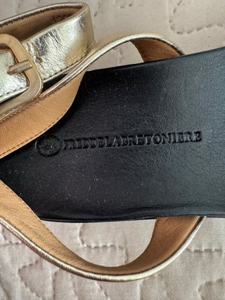 Sandalias doradas planas con tira