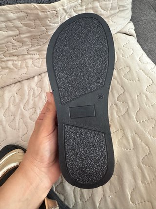 Sandalias doradas planas con tira