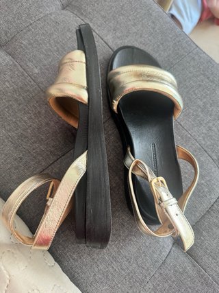 Sandalias doradas planas con tira