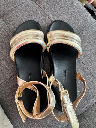 Sandalias doradas planas con tira
