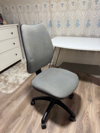 Escritorio blanco y silla de oficina gris