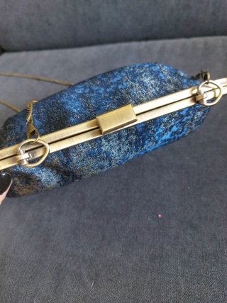 Pochette sartoriale blu e oro con tracollina