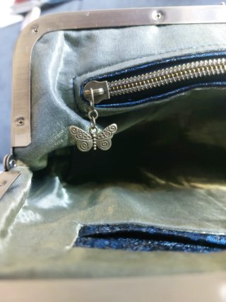 Pochette sartoriale blu e oro con tracollina