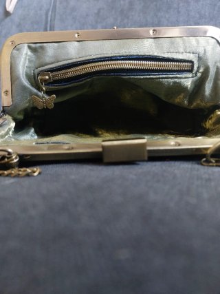 Pochette sartoriale blu e oro con tracollina