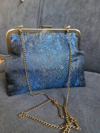 Pochette sartoriale blu e oro con tracollina