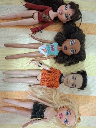 Lote Muñecas Bratz y Maletín Cosmético