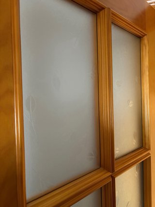 Puerta de madera con cristal