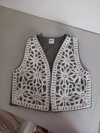 Chaleco Zara Verde aguatado con bordado blanco