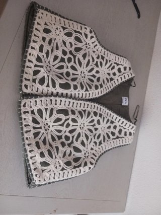 Chaleco Zara Verde aguatado con bordado blanco