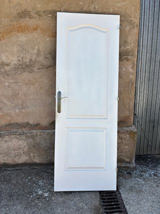 Puerta interior blanca con manilla