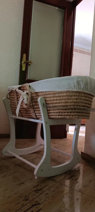 Moisés de mimbre con balancín de madera