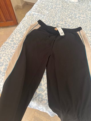 Pantalón negro YOURTURN con franjas