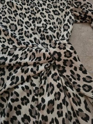 Blusa satén cruzada Zara estampado leopardo