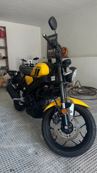 Yamaha XSR 125 Amarilla