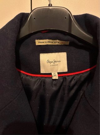Chaqueta Pepe Jeans azul con detalles rojos