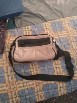 Bolso bandolera beige acolchado